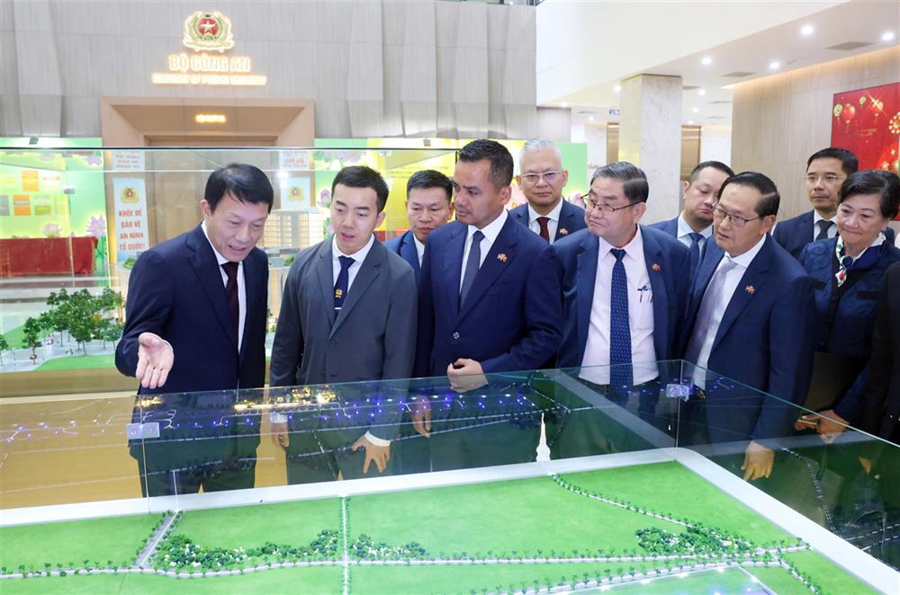 Các đại biểu tham quan mô hình Dự án Sân bay Gia Bình, Bộ Công an.