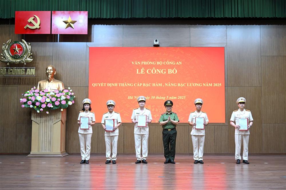 Thiếu tướng Hoàng Anh Tuyên, Phó Chánh Văn phòng Bộ trao quyết định cho các đồng chí được thăng cấp bậc hàm Thượng tá.