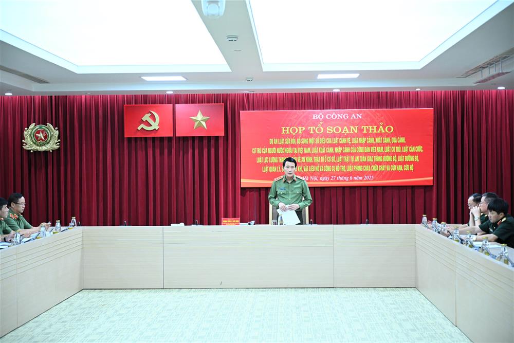 Thứ trưởng Lê Quốc Hùng chủ trì cuộc họp.