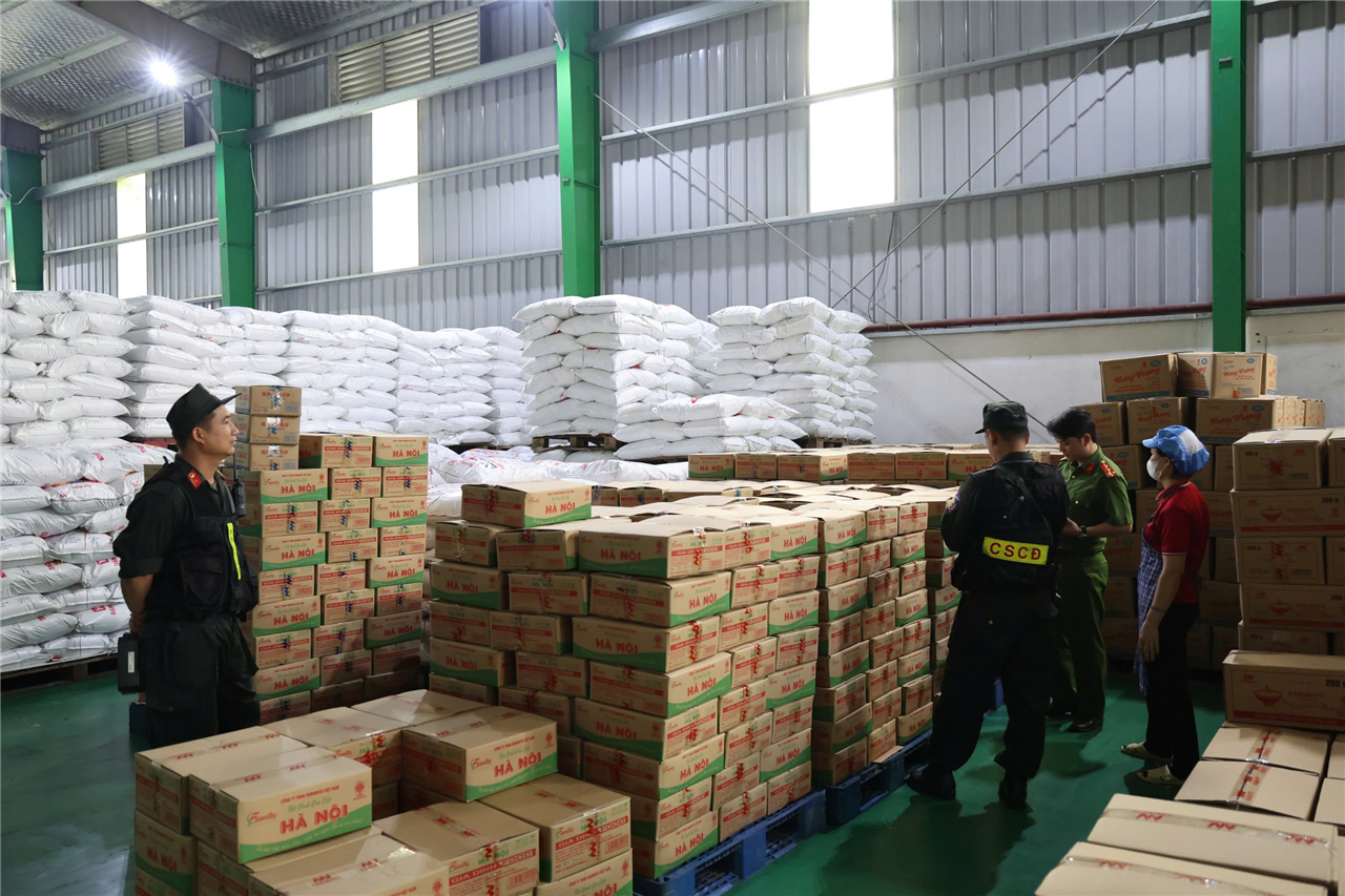 Cơ quan điều tra thực hiện khám xét khẩn cấp kho hàng giả.