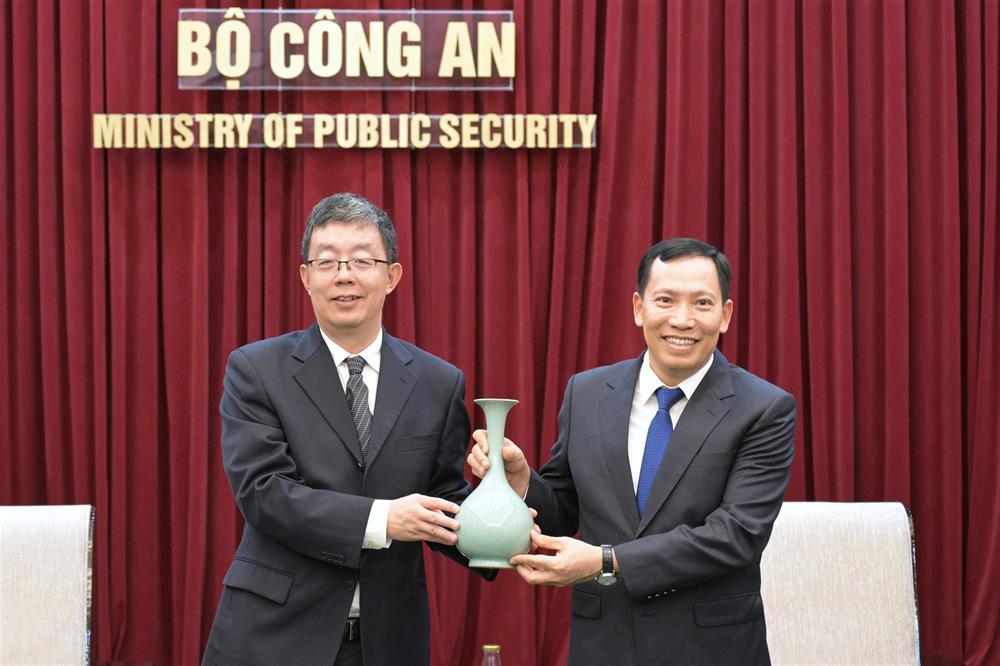 Thứ trưởng Bồ Vũ Phi tặng quà lưu niệm Thứ trưởng Lê Văn Tuyến.