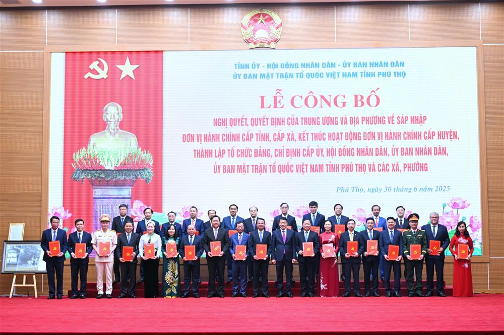 Bộ trưởng Lương Tam Quang trao quyết định cho Ban Chấp hành Đảng bộ tỉnh Phú Thọ (mới).