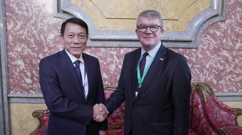 Bộ trưởng Lương Tam Quang và Tổng Tư lệnh An ninh biên giới Vương quốc Anh Martin Hewitt.
