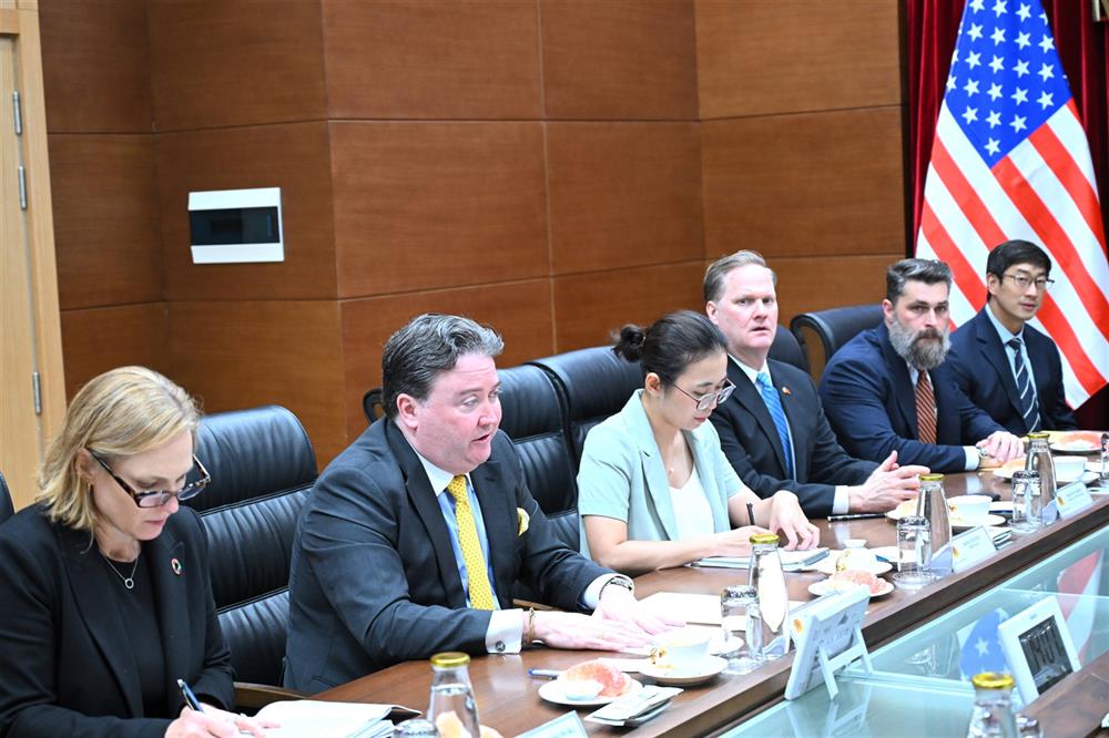 Đại sứ Hoa Kỳ Marc Knapper phát biểu tại buổi tiếp.