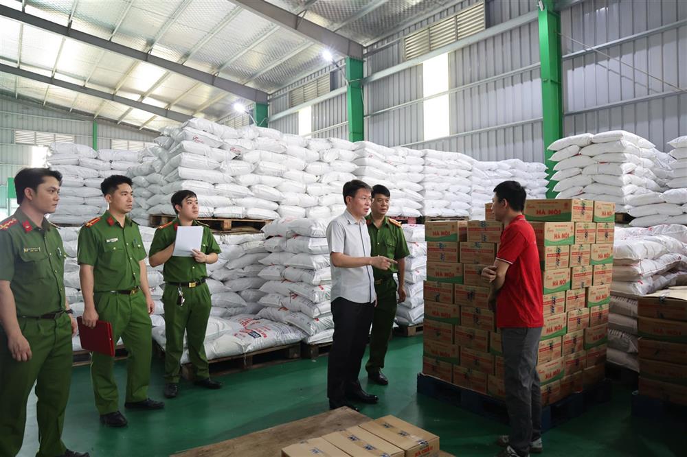 Đại tá Nguyễn Minh Tuấn - Giám đốc Công an tỉnh Phú Thọ trực tiếp chỉ đạo công tác khám xét tại hiện trường.