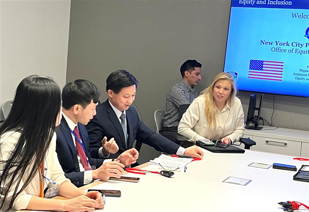 Đoàn trao đổi kinh nghiệm với một số lãnh đạo của Sở Cảnh sát New York.