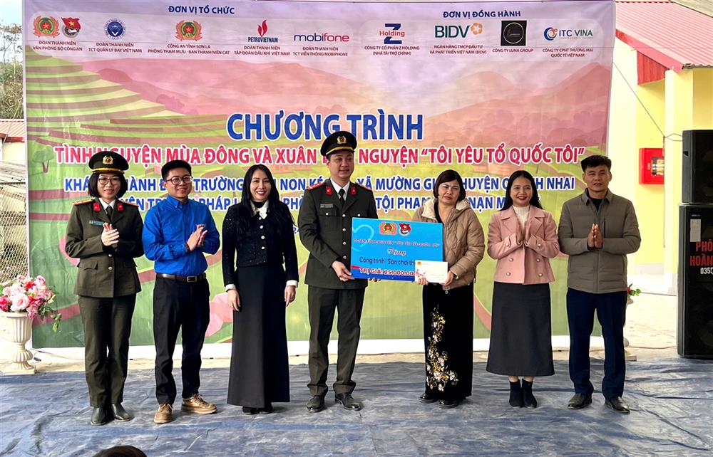 - Đoàn đã trao tặng sân chơi thiếu nhi cho Trường Mầm non Kéo Ca, xã Mường Giôn, huyện Quỳnh Nhai.