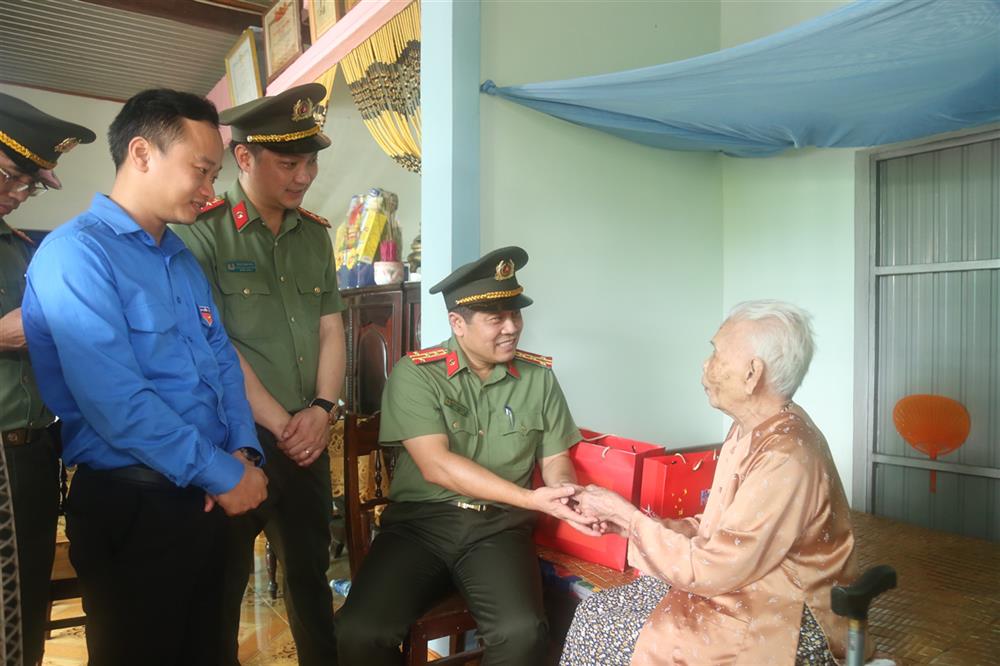 Đoàn công tác thăm Mẹ Việt Nam Anh hùng Đào Thị Vuitại xã Hải Thượng, huyện Hải Lăng.
