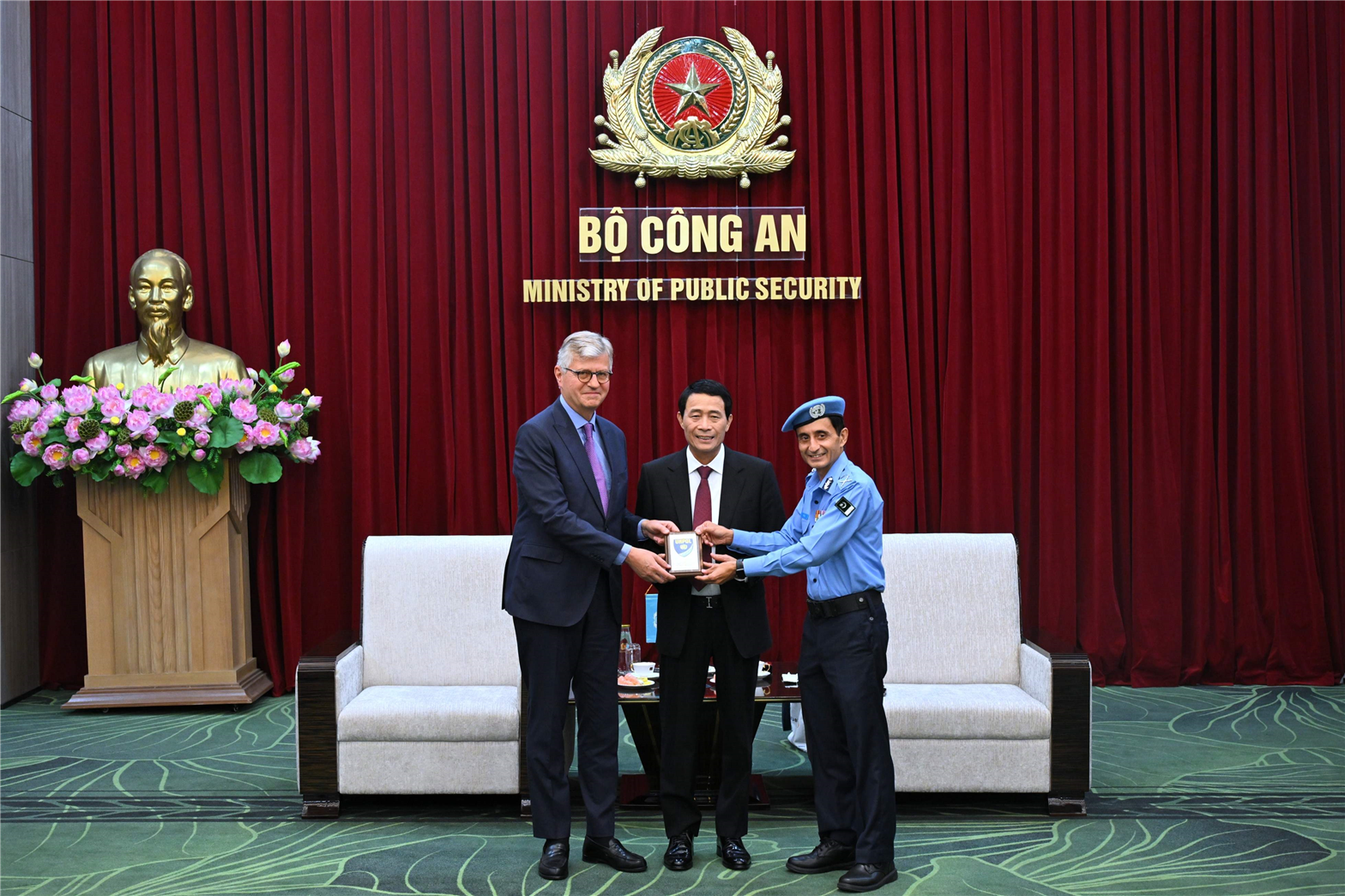 Phó Tổng Thư ký LHQ Jean-Pierre Lacroix và Tư lệnh Cảnh sát LHQ Faisal Shahkar tặng quà lưu niệm Thứ trưởng Lê Quốc Hùng.