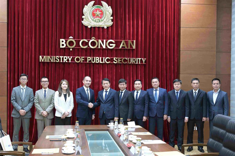 Các đại biểu chụp ảnh lưu niệm.