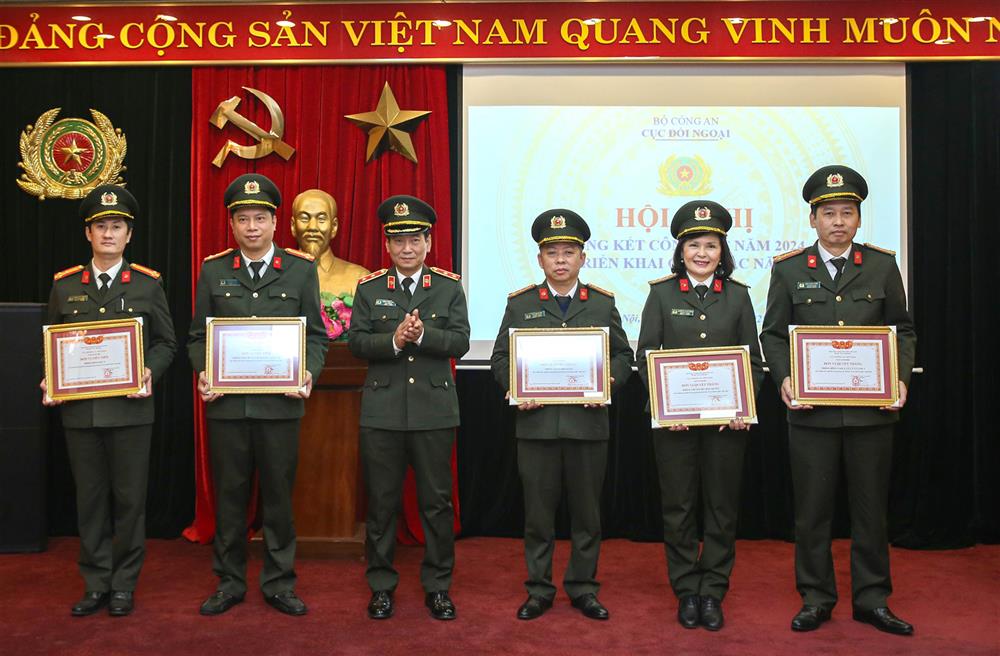 Thừa ủy quyền, Trung tướng Đặng Xuân Hồng, Cục trưởng Cục Đối ngoại trao Cờ Thị đua của Bộ Công an và danh hiệu thi đua cho các tập thể, cá nhân có thành tích xuất sắc trong phong trào thi đua "Vì An ninh Tổ quốc" năm 2024.