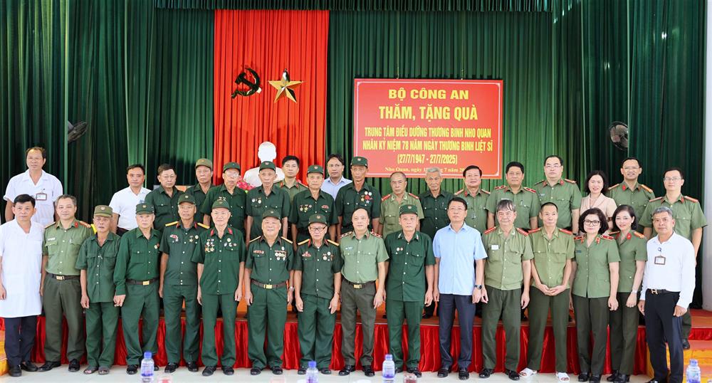 Các đại biểu chụp ảnh lưu niệm.