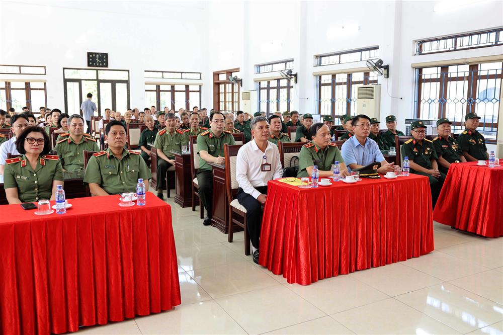 Các đại biểu dự buổi thăm, tặng quà tại Trung tâm điều dưỡng thương binh Nho Quan.