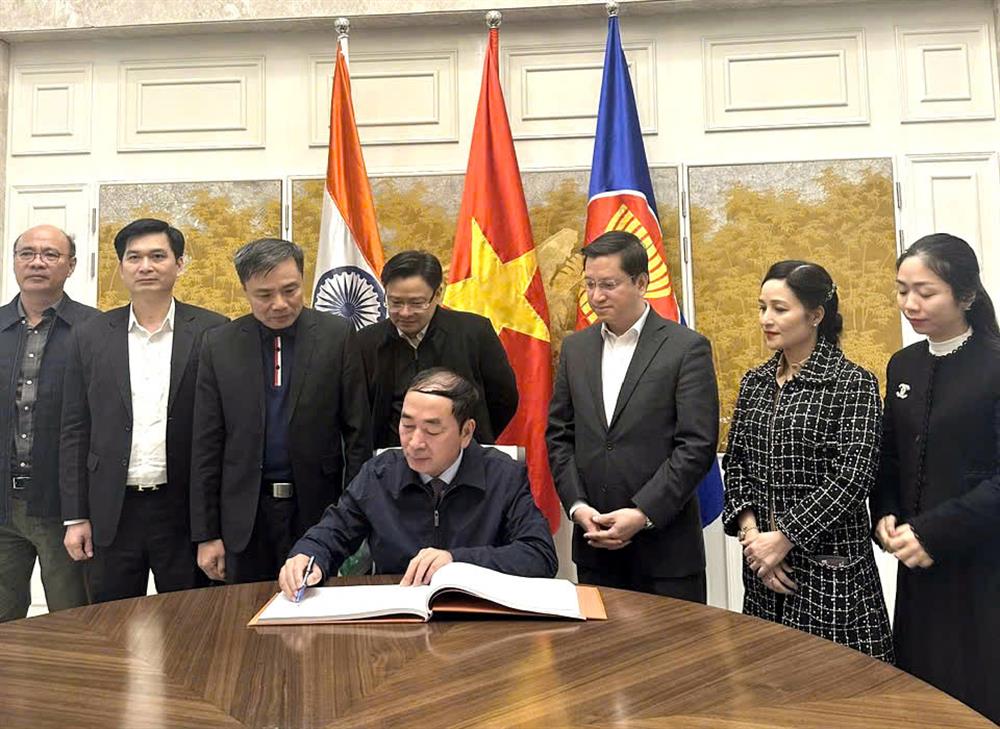 Thứ trưởng Trần Quốc Tỏ thăm Đại sứ quán Việt Nam tại Ấn Độ.