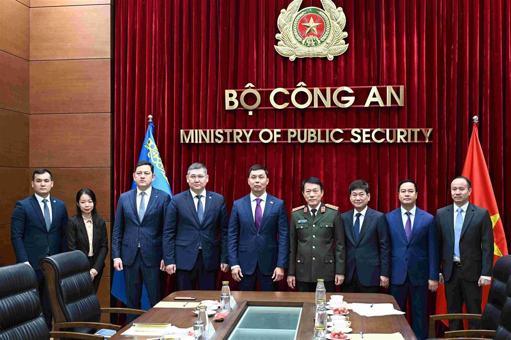 Các đại biểu chụp ảnh lưu niệm.