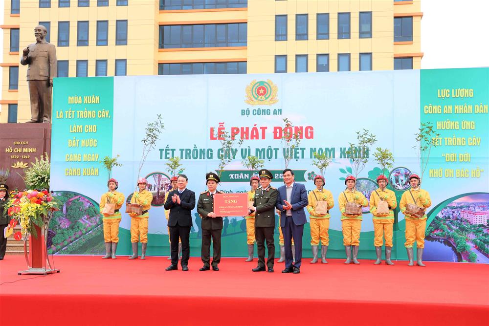 Bộ Công an trao tặng cây giống, trang phục phòng, cháy chữa cháy và trang thiết bị bảo vệ môi trường cho Công an tỉnh Nam Định.