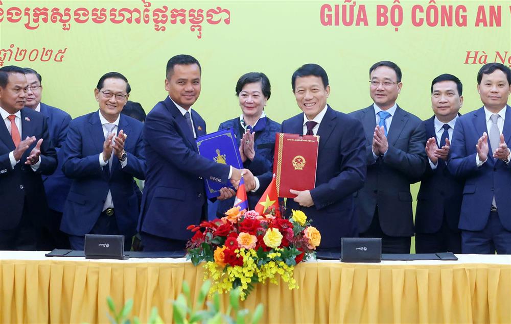 Bộ trưởng Lương Tam Quang và Phó Thủ tướng, Bộ trưởng Bộ Nội vụ Campuchia Sar Sokha ký kết Kế hoạch hợp tác giữa hai Bộ năm 2025.