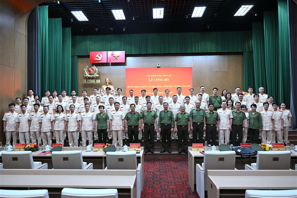 Các đại biểu chụp ảnh lưu niệm với cán bộ, chiến sĩ được thăng cấp bậc hàm, nâng bậc lương năm 2025.
