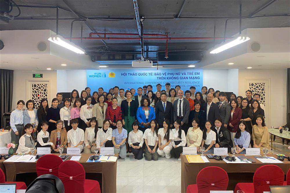 Các đại biểu chụp ảnh lưu niệm.