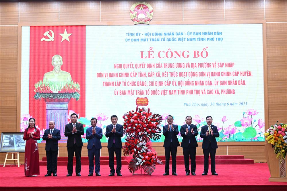 Bộ trưởng Lương Tam Quang chúc mừng Ban Thường vụ Tỉnh ủy Phú Thọ (mới).