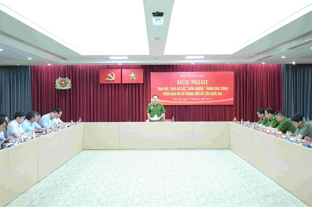 Thứ trưởng Nguyễn Văn Long chủ trì Hội nghị.