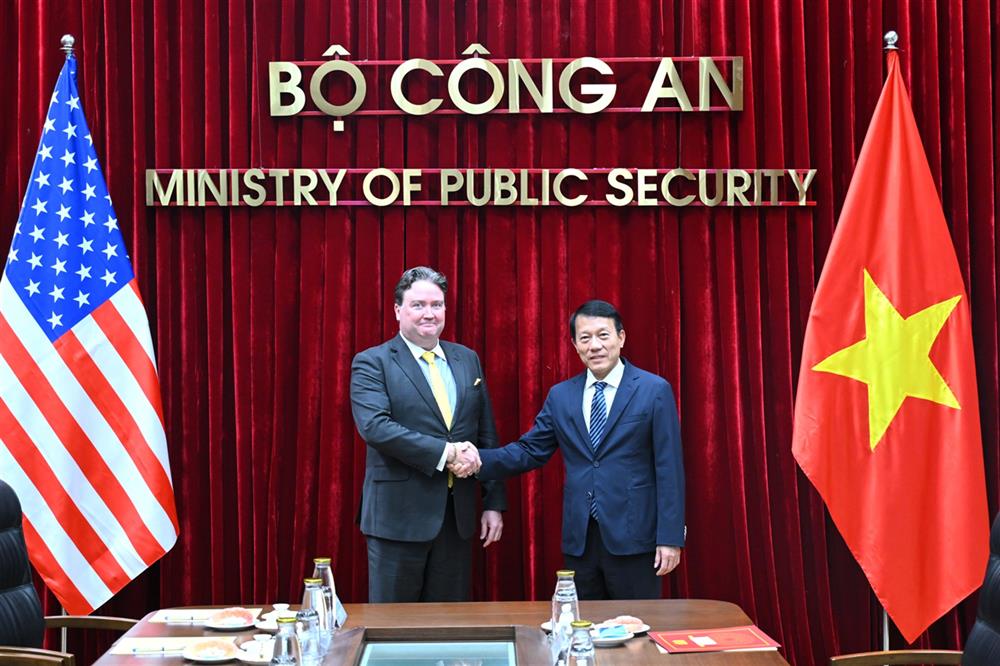 Bộ trưởng Lương Tam Quang và Đại sứ Marc Knapper.