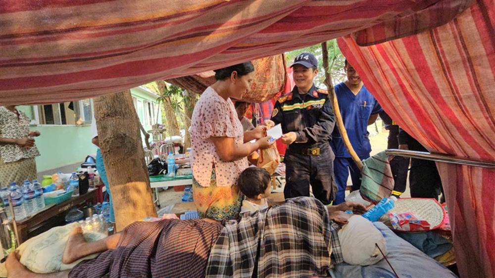 Đoàn công tác Bộ Công an trao tặng chút quà nhỏ đến người dân Myanmar gặp khó khăn.