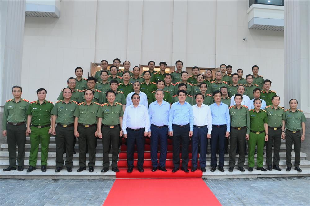 Các đại biểu chụp ảnh lưu niệm.
