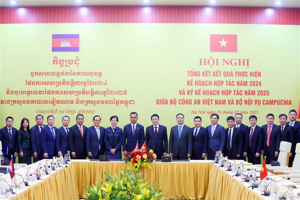 Các đại biểu chụp ảnh lưu niệm.