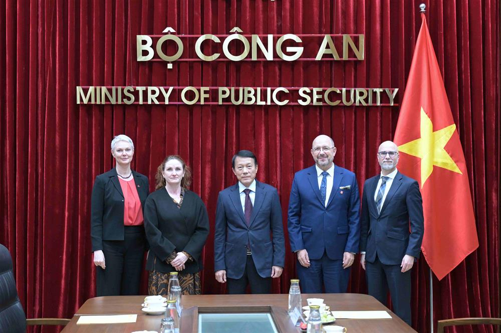 Bộ trưởng Lương Tam Quang và các Đại sứ.