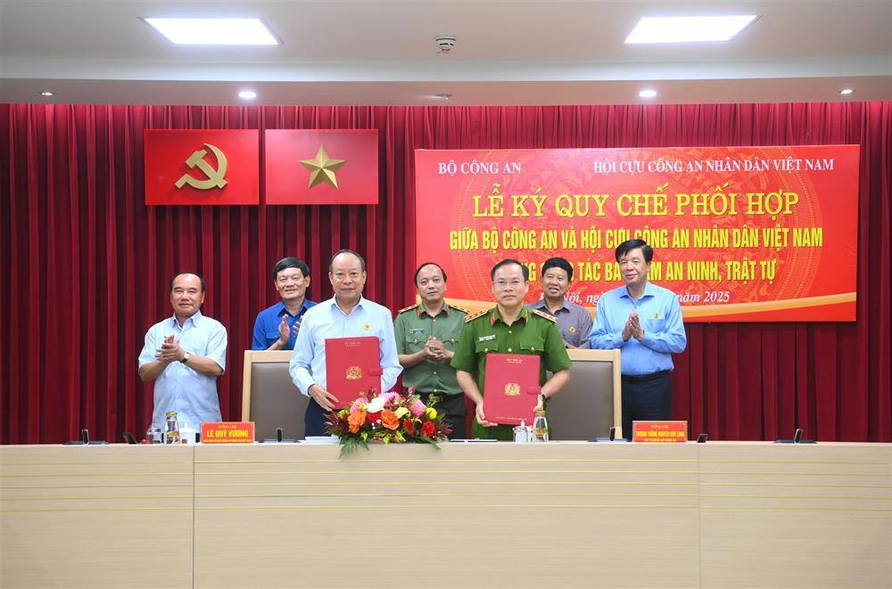 Thượng tướng Nguyễn Văn Long, Thứ trưởng Bộ Công an và Thượng tướng Lê Quý Vương, nguyên Ủy viên Trung ương Đảng, nguyên Thứ trưởng Bộ Công an, Chủ tịch Hội Cựu Công an nhân dân Việt Nam ký kết quy chế phối hợp.