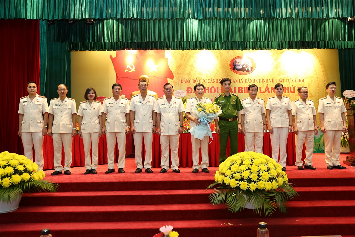 Thứ trưởng Nguyễn Duy Ngọc tặng hoa chúc mừng Ban Chấp hành Đảng bộ Cục Cảnh sát QLHC về TTXH nhiệm kỳ 2020-2025.