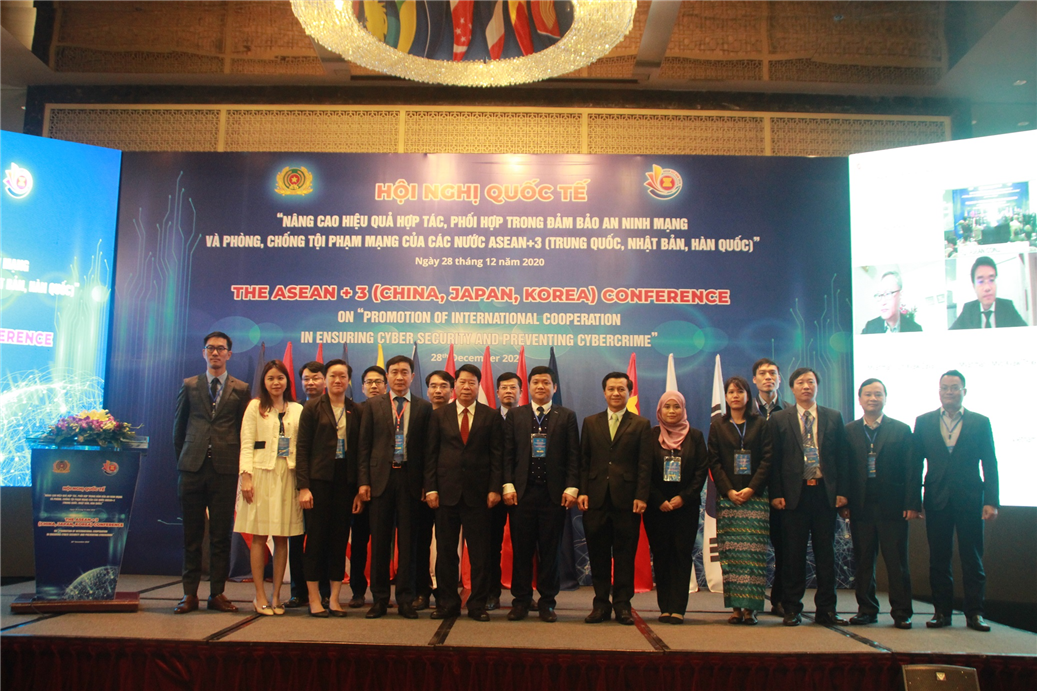 Thứ trưởng Bùi Văn Nam chụp ảnh lưu niệm cùng các đại biểu tham dự Hội nghị.