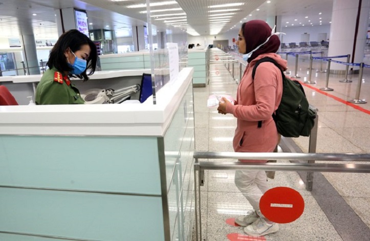 Cán bộ Công an làm thủ tục xuất nhập cảnh cho hành khách.