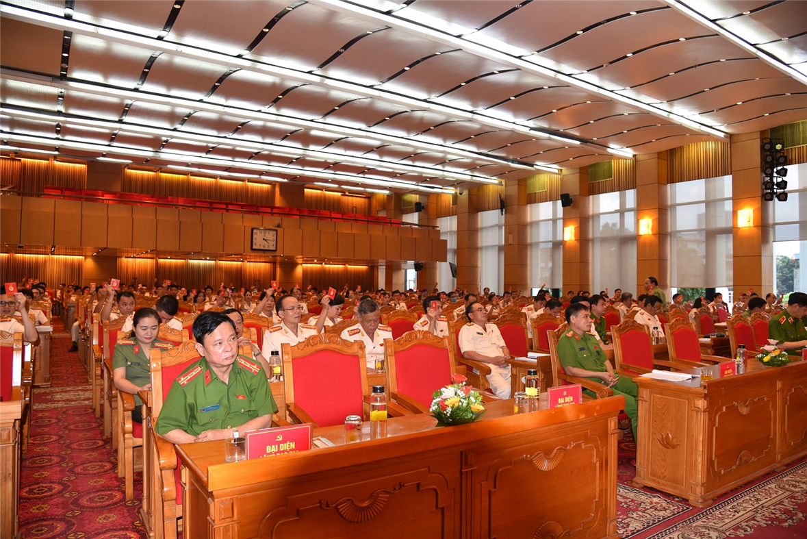 Các đại biểu biểu quyết những nội dung quan trọng tại Đại hội.