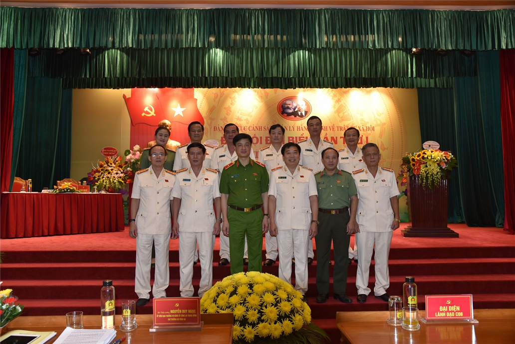 Thứ trưởng Nguyễn Duy Ngọc chụp ảnh lưu niệm cùng các đại biểu dự Đại hội.