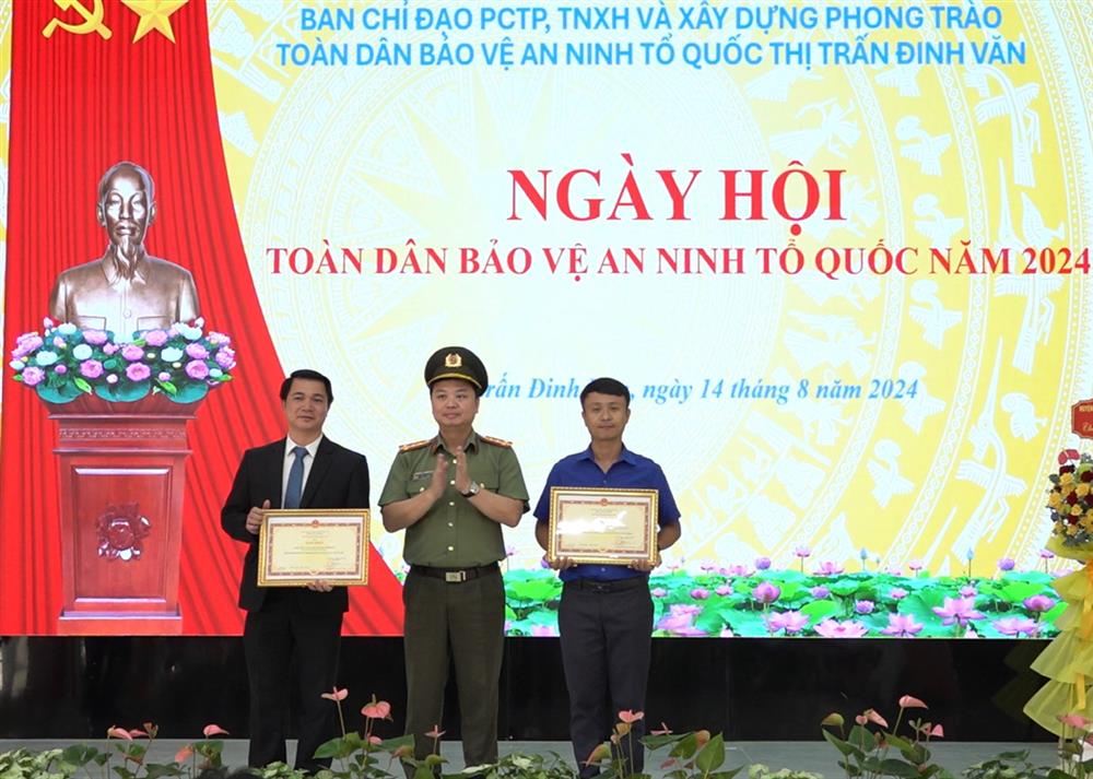 Thừa ủy quyền của lãnh đạo Bộ Công an, Đại tá Nguyễn Tiến Trung, Phó Cục trưởng Cục An ninh kinh tế, Bộ Công an trao Bằng khen tặng tập thể và cá nhân có thành tích xuất sắc