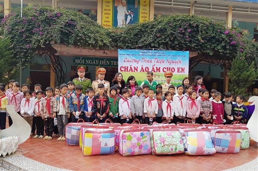 Đoàn thiện nguyện trao quà tặng các em học sinh tại Trường Mầm non và Tiểu học xã Ngọc Minh.