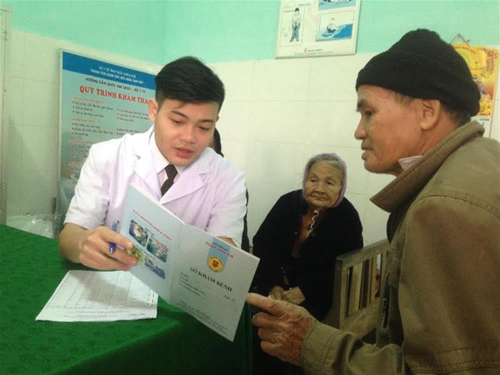Đoàn viên thanh niên khám chữa bệnh cho nhân dân.