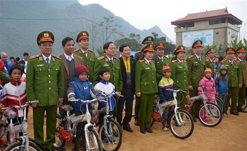 Đại diện lãnh đạo các đơn vị trao 100 xe đạp cho các em học sinh nghèo vượt khó.