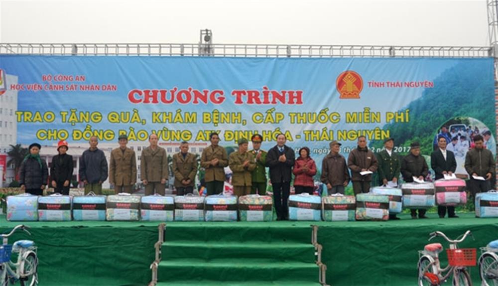 Đồng chí Trần Quốc Tỏ, Bí thư Tỉnh ủy tỉnh Thái Nguyên; Trung tướng Nguyễn Xuân Yêm, Giám đốc Học viện Cảnh sát nhân dân trao quà cho các gia đình có hoàn cảnh khó khăn.