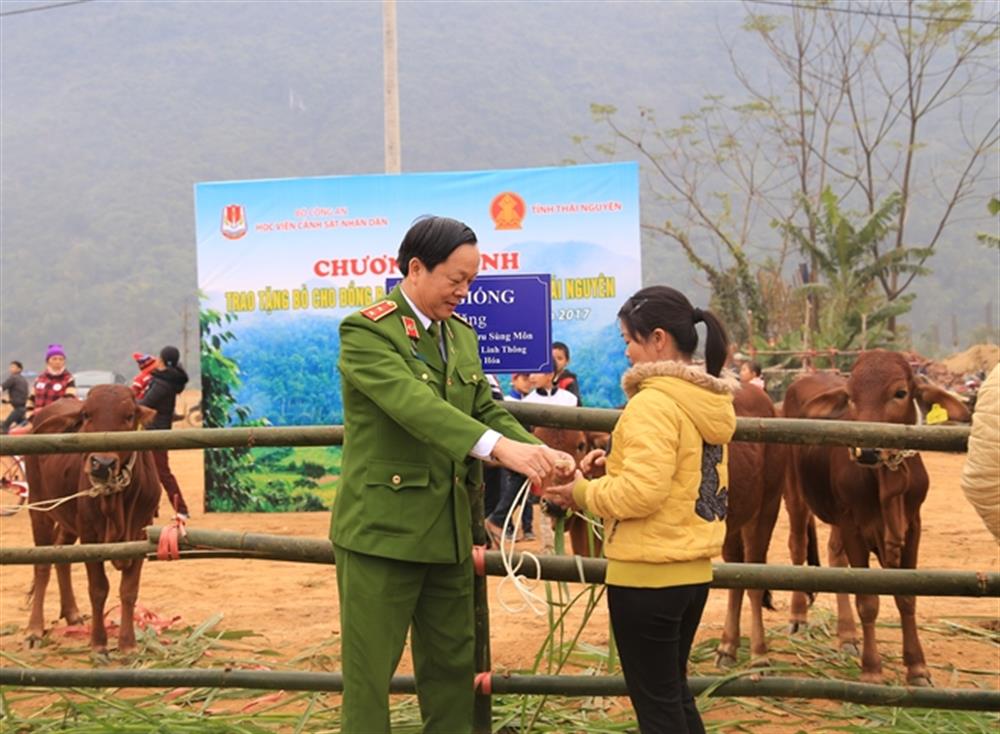 Trung tướng Nguyễn Xuân Yêm tặng bò giống cho bà con nhân dân.