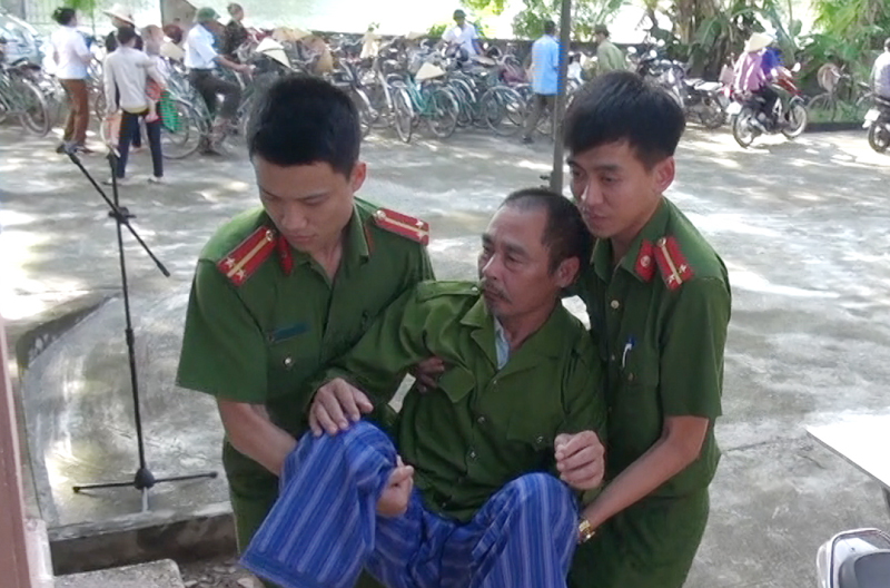 Những người già, ốm yếu được cán bộ, chiến sỹ hướng dẫn, giúp đỡ vào khám bệnh.