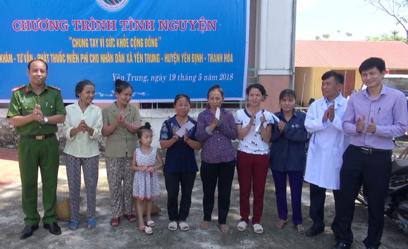 Đoàn công tác trao quà cho gia đình có hoàn cảnh khó khăn.