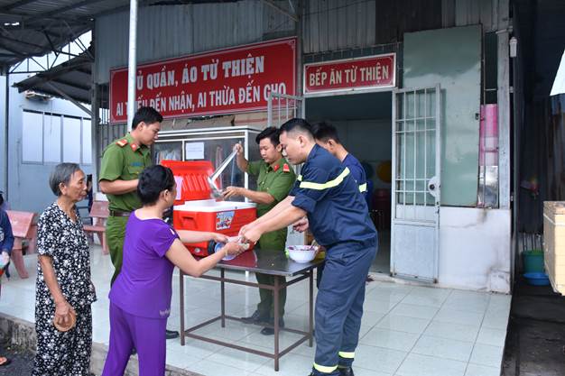 Các bệnh nhân nhận cháo từ thiện của cán bộ, chiến sỹ tại Bệnh viện.