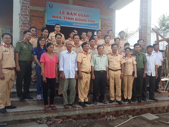 Đại diện Cụm thi đua trao tặng nhà tình nghĩa.