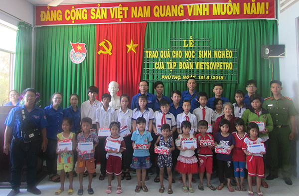 Công an huyện Tam Nông, tỉnh Đồng Tháp trao quà tặng học sinh nghèo.
