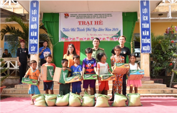 Đại diện Chi đoàn Phòng Công tác chính trị Công an tỉnh Bạc Liêu trao quà tặng các em có hoàn cảnh khó khăn.