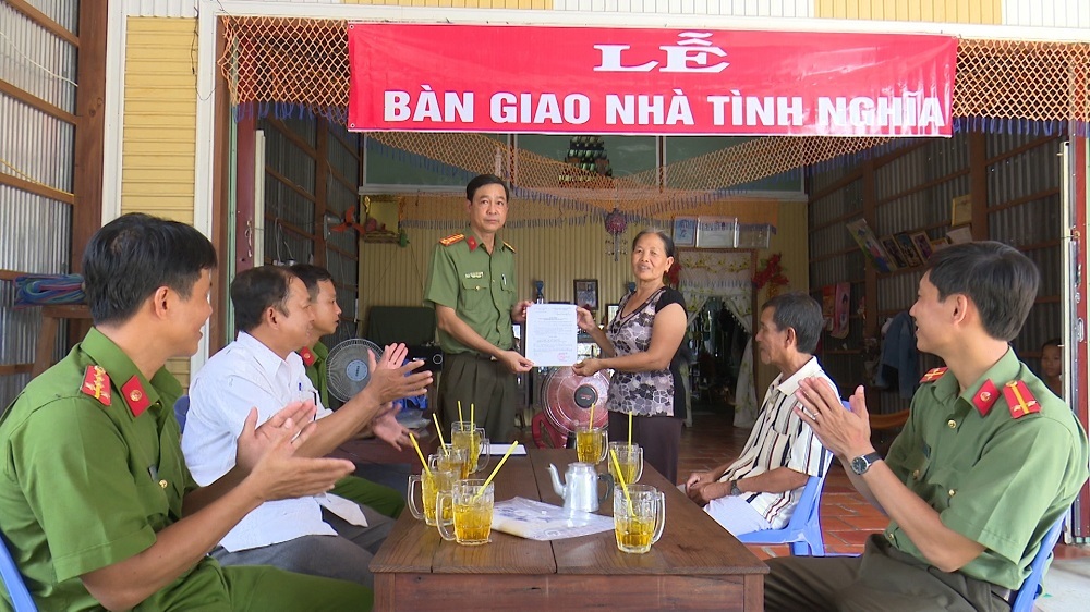 Thượng tá Nguyễn Văn Nhơn, Phó trưởng Công an huyện An Phú trao Quyết định bàn giao nhà tình nghĩa cho gia đình cô Trần Thị Thu Vân.