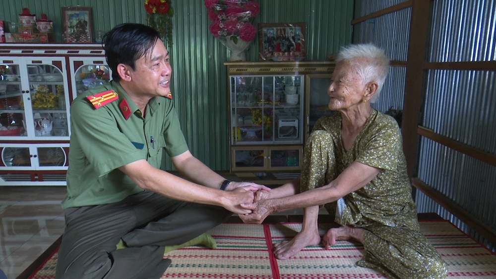 Lãnh đạo Công an huyện An Phú thăm, tặng quà Mẹ Việt Nam Anh hùng Trần Thị Anh.